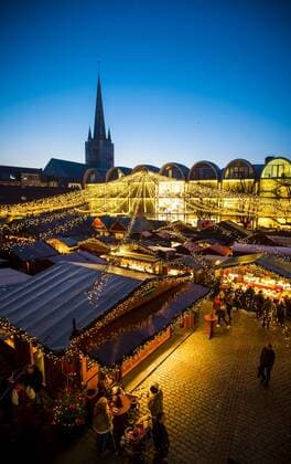 Lübecker Weihnachtsmarkt Verkaufsstände und Buden stehen am 26.11.2014 auf dem Lübecker Weihnachtsmarkt auf dem Rathausmarkt in Lübeck. Luebeck Schleswig-Holstein Germany