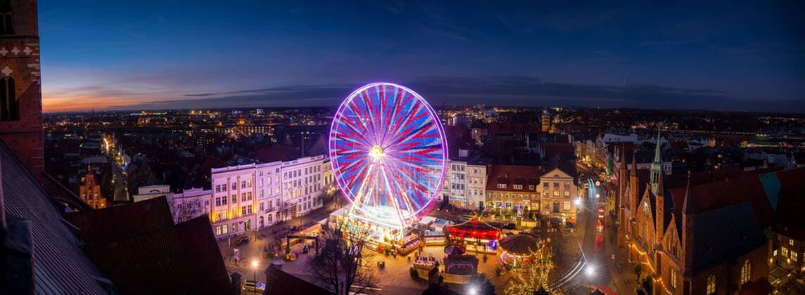 Lübecker Weihnachtsmarkt Ein Riesenrad dreht sich am 29.11.2016 auf dem Maritimen Weihnachtsmarkt auf dem Koberg in Lübeck vor St. Jakobi und dem Heiligen-Geist-Hospital. Luebeck Schleswig-Holstein Germany