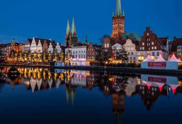 Lübecker Weihnachtsmarkt Lichter leuchten am 24.11.2016 auf dem Weihnachtswunderland an der Obertrave in Lübeck. Im Hintergrund ist die St. Marien Kirche (l.) und die St. Petri Kirche zu sehen. Luebeck Schleswig-Holstein Germany