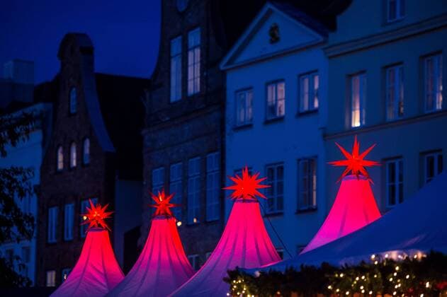 Lübecker Weihnachtsmarkt Ein Weihnachtsstern leuchtet am 24.11.2016 auf dem Weihnachtswunderland an der Obertrave in vor der Altstadtkulisse in Lübeck. Luebeck Schleswig-Holstein Germany