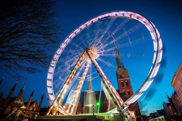 Lübecker Weihnachtsmarkt Ein Riesenrad dreht sich am 27.11.2016 auf dem Maritimen Weihnachtsmarkt auf dem Koberg in Lübeck vor der St. Jakobi Kirche und dem Heiligen-Geist-Hospital in Lübeck. Luebeck Schleswig-Holstein Germany