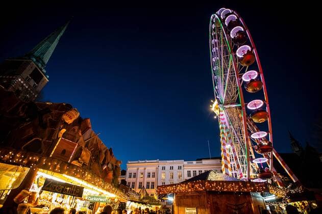 Lübecker Weihnachtsmarkt Ein Riesenrad dreht sich am 27.11.2016 auf dem Maritimen Weihnachtsmarkt auf dem Koberg in Lübeck vor der St. Jakobi Kirche und dem Heiligen-Geist-Hospital in Lübeck. Luebeck Schleswig-Holstein Germany