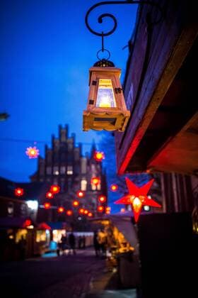 Lübecker Weihnachtsmarkt Beleuchtete Weihnachtssterne hängen am 02.12.2016 auf dem Weihnachtsmarkt hinter dem Lübecker Rathaus in Lübeck. Luebeck Schleswig-Holstein Germany