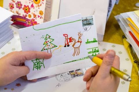 Am Donnerstag (16.11.2017) wurde in Himmelpfort in Brandenburg die alljaehrliche Weihnachtspostfiliale vom Weihnachtsmann eroeffnet. Bis Heiligabend werden mit Unterstuetzung irdischer Helfer Briefe von Kindern aus aller Welt beantwortet, erklaerte die Deutsche Post am Donnerstag. In Himmelpfort sind schon mehr als 21.000 Briefe eingetroffen. Den weitesten Weg dorthin legte bislang ein Brief aus Chile zurueckgelegt, verriet die Post. Nach der Anzahl der Briefe ist die Weihnachtspostfiliale in Himmelpfort die groesste in Deutschland: Im vergangenen Jahr trafen bis Heiligabend 281.000 Wunschzettel ein. Die Adresse fuer den Weihnachtsmann lautet: An den Weihnachtsmann, 16798 Himmelpfort . (Siehe epd-Meldung vom 16.11.2017) Weihnachtspostfiliale in Himmelpfort hat geoeffnet *** at Thursday 16 11 2017 was in Himmelpfort in Brandenburg the eac Copyright: epd-bild RolfxZoellner EDITORIAL USE ONLY
