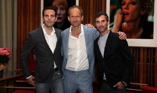 Premiere von MANIFESTO in Anwesenheit des Regisseurs Julian Rosefeldt am 16.11.17 im Kino International Dario Suter, Regisseur Julian Rosefeldt und Joel Brandeis bei der Premiere von MANIFESTO am 16.11.17 im Kino International Berlin Berlin Deutschland Kino International