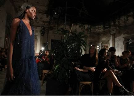 A model presents creations of Mexican designer Vero Diaz during the Mexico Fashion Week in Mexico City, Mexico, 16 November 2017. The event takes place between the 12 and 17 November. Mexico s Fashion Week !ACHTUNG: NUR REDAKTIONELLE NUTZUNG!  Copyright: xMarioxGuzmánx MEX007 20171117-636464967869564096