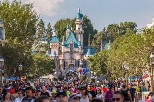 Sleeping Beauty Castle, vorne Menschenmenge, Disneyland Park, Disneyland Resort, Anaheim, Kalifornien, USA, Nordamerika Copyright: imageBROKER MarcxRasmus iblmra04590888.jpg