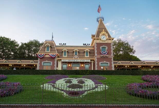 Disneyland Railroad Station, vorne Mickey Maus aus Blumen, Disneyland Resort, Anaheim, Kalifornien, USA, Nordamerika Copyright: imageBROKER MarcxRasmus iblmra04590897.jpg