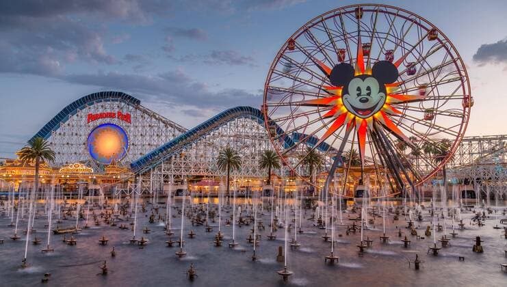 Riesenrad Mickey s Fun Wheel und Achterbahn California Screamin , vorne See Paradise Bay mit Wasserfontänen, California Adventure Park, Disneyland Resort, Anaheim, Kalifornien, USA, Nordamerika Copyright: imageBROKER MarcxRasmus iblmra04590914.jpg