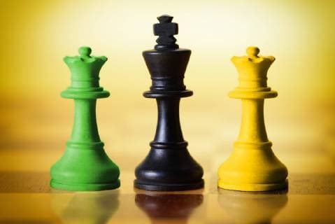 Schachfiguren in den Farben Schwarz, Gelb und GrÃ¼n, Symbolfoto Jamaika-Koalition