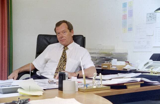 DEU; Deutschland, Berlin, 00.03.1995: Der erste Direktor des Hotel Estrel Berlin, Henk R. Oosterhuis, an seinem Schreibtisch im Hotel Estrel. Es ist mit 1125 Zimmern das groesste Hotel Deutschlands. Â
