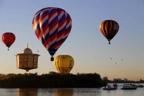 Dozens of hot air balloons are seen during their departure in the city of Leon, in the state of Guanajuato, Mexico, on 17 November 2017, during the first day of the International Balloon Festival 2017. International Balloon Festival 2017 !ACHTUNG: NUR REDAKTIONELLE NUTZUNG!  Copyright: xUlisesxRuizxBasurtox MEX05 20171117-636465466080274072