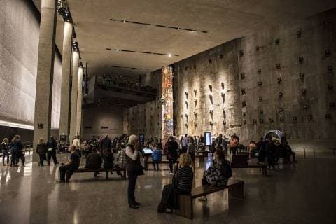 20 Jahre Anschläge vom 11. September: Gedenkkultur in den USA October 12, 2017 - New York, United States - People visit the National 9 11 Memorial Museum in New York, United States, on October 12, 2017. The National 9 11 Memorial Museum was opened to the public for the first time on May 21, 2014 and telling the story of 9 11 through multimedia displays, archives, narratives and a collection of monumental and authentic artifacts. New York United States  - ZUMAn230 20171012_zaa_n230_635 Copyright: xManuelxRomanox