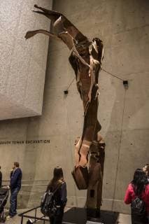 20 Jahre Anschläge vom 11. September: Gedenkkultur in den USA October 12, 2017 - New York, United States - People visit the National 9 11 Memorial Museum in New York, United States, on October 12, 2017. The National 9 11 Memorial Museum was opened to the public for the first time on May 21, 2014 and telling the story of 9 11 through multimedia displays, archives, narratives and a collection of monumental and authentic artifacts. New York United States  - ZUMAn230 20171012_zaa_n230_634 Copyright: xManuelxRomanox