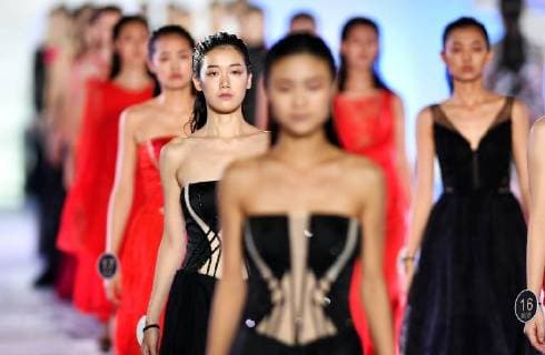 Bilder des Tages (171118) -- SANYA, Nov. 18, 2017 -- Models compete in the 25th New Silk Road Model Look Final in Sanya, south China s Hainan Province, Nov. 17, 2017. ) (ry) CHINA-SANYA-MODEL CONTEST (CN) GuoxCheng 