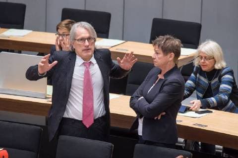 Berlin Plenarsitzung Abgeordnetenhaus Plenarsitzung des Berliner Abgeordnetenhaus am Donnerstag den 16. November 2017. Im Bild vlnr.: Matthias Kollatz-Ahnen (SPD), Senator fuer Finanzen und Elke Breitenbach (Linkspartei), Senatorin fuer Integration, Arbeit und Soziales. 16.11.2017, Berlin *** Berlin Plenary session House of Representatives Plenary session the Berlin House of Representatives at Thursday the 16 November 2017 in Picture From left to right Matthias Kollatz Ancestors SPD Senator for Finance and Elke Breitenbach Left Party Senator for Integration Work and Social Affairs 16 11 2017 Berlin
