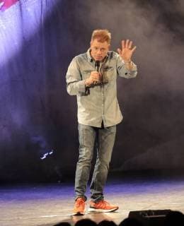 Michael Mittermeier auf der Buehne. Der furiose Comedyabend WILD im Theater am Kurfuersten damm in Berlin. *** Michael Mittermeier on the Stage the furious Wild in Theatre at Kurfuersten Dam in Berlin