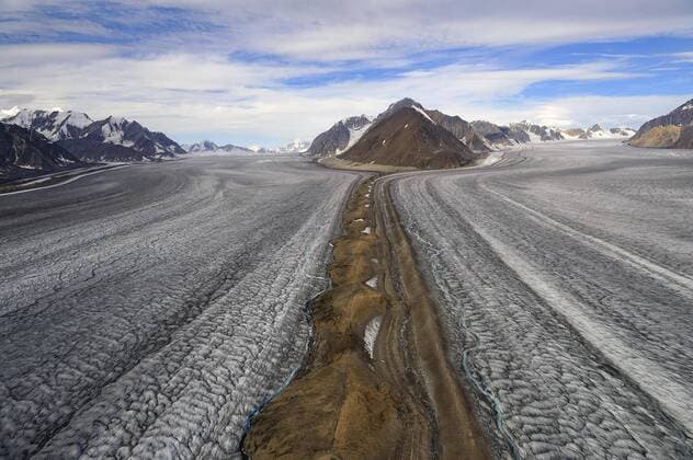 Kaskawulsh-Gletscher mit Mittelmoräne, Kluane Nationalpark, Yukon, Kanada, Nordamerika Copyright: imageBROKER/GerhardxKraus ibxgek04595935.jpg