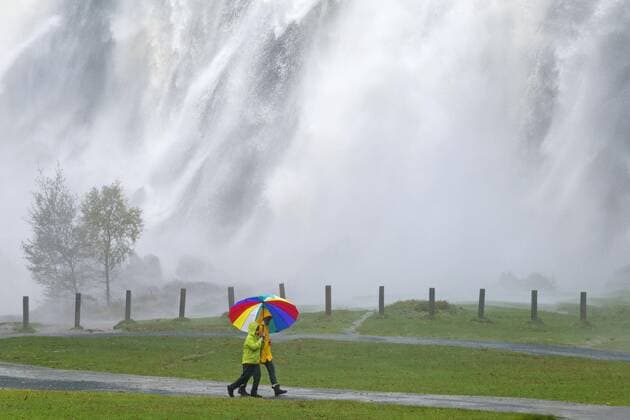 Spaziergänger mit buntem Regenschirm vor Wasserfall, Powerscourt Wasserfall, Enniskerry, County Wicklow, Irland, Europa *** Walkers with colorful Umbrella before Waterfall Powerscourt Court Waterfall Enniskerry County Wicklow Ireland Europe Copyright: imageBROKER SiegfriedxKuttig ibxshg04594475.jpg