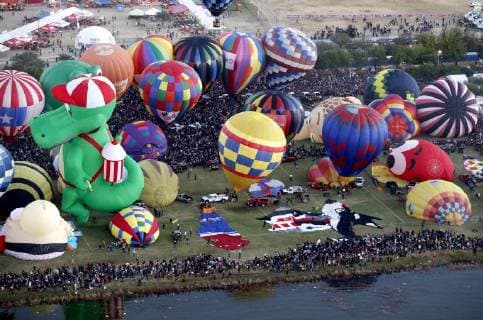 Dozens of hot air balloons take flight during the International Balloon Festival 2017 that takes place between November 17 and 20 in Leon, Guanajuato state, Mexico, 18 November 2017. International Balloon Festival 2017 !ACHTUNG: NUR REDAKTIONELLE NUTZUNG!  Copyright: xUlisesxRuizxBasurtox LEO002 20171118-636466312010948449