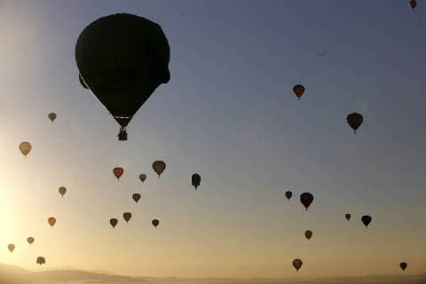 Dozens of hot air balloons take flight during the International Balloon Festival 2017 that takes place between November 17 and 20 in Leon, Guanajuato state, Mexico, 18 November 2017. International Balloon Festival 2017 !ACHTUNG: NUR REDAKTIONELLE NUTZUNG!  Copyright: xUlisesxRuizxBasurtox LEO002 20171118-636466312831196449