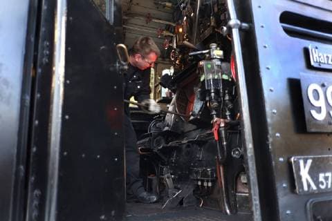 Beobachtungen bei der Harzer Schmalspurbahn auf dem Weg zum Brocken im Bahnhof Ortsteil-Drei-Annen-Hohne in Wernigerode im Bundesland Sachsen-Anhalt-Deutschland.u.B.z. Lokführer heizt Kessel an. Beobachtungen bei der Harzer Schmalspurbahn auf dem Weg zum Brocken.