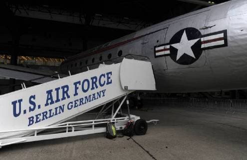70 Jahre Berliner Luftbrücke am 26. Juni Tag der Offenen Tür im Hauptgebäude, im Hangarbereich und im Vorfeld des Flughafen Tempelhof. Gangway mit der Aufschrift U.S. Air Force Berlin Germany steht an einem alten Rosenbomber vom Typ Douglas DC-4. Flughafen Tempelhof *** Day the open Door in Main building in and in Apron the Airport Tempelhof Gangway with the Inscription U S Air Force Berlin Germany is to a Ancients of Type Douglas DC 4 Airport Tempelhof
