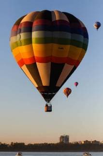 (171119) -- LEON, Nov. 19, 2017 -- Hot air balloons rise during the 2017 International Balloon Festival in Leon City of Guanajuato State, central Mexico, on Nov. 18, 2017. The four-day festival kicked off on Friday, with the participation of about 200 hot air balloons of different shapes and colors. Francisco Canedo) (jg) (rtg) (zxj) MEXICO-LEON-INTERNATIONAL BALLOON FESTIVAL e FranciscoxCanedo 