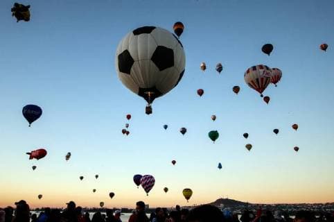 (171119) -- LEON, Nov. 19, 2017 -- Hot air balloons rise during the 2017 International Balloon Festival in Leon City of Guanajuato State, central Mexico, on Nov. 18, 2017. The four-day festival kicked off on Friday, with the participation of about 200 hot air balloons of different shapes and colors. Francisco Canedo) (jg) (rtg) (zxj) MEXICO-LEON-INTERNATIONAL BALLOON FESTIVAL e FranciscoxCanedo 