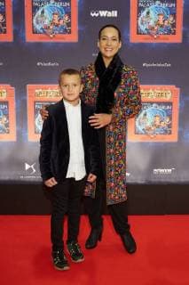 Nadine Mitra mit Neffe Phillip - Weltpremiere Deutschlands groesster Kindershow Spiel mit der Zeit im Friedrichstadt-Palast Berlin am 19.11.2017. Weltpremiere Spiel mit der Zeit