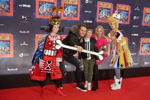 Nico Schwanz mit Sohn Damian und Begleitung - Weltpremiere Deutschlands groesster Kindershow Spiel mit der Zeit im Friedrichstadt-Palast Berlin am 19.11.2017. Weltpremiere Spiel mit der Zeit