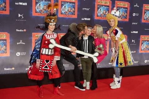 Nico Schwanz mit Sohn Damian und Begleitung - Weltpremiere Deutschlands groesster Kindershow Spiel mit der Zeit im Friedrichstadt-Palast Berlin am 19.11.2017. Weltpremiere Spiel mit der Zeit
