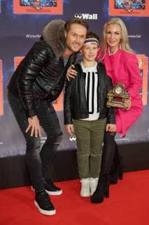 Nico Schwanz mit Sohn Damian und Begleitung - Weltpremiere Deutschlands groesster Kindershow Spiel mit der Zeit im Friedrichstadt-Palast Berlin am 19.11.2017. Weltpremiere Spiel mit der Zeit