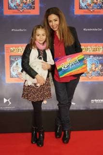 Anastasia Zampounidis mit Nichte Tessa - Weltpremiere Deutschlands groesster Kindershow Spiel mit der Zeit im Friedrichstadt-Palast Berlin am 19.11.2017. Weltpremiere Spiel mit der Zeit