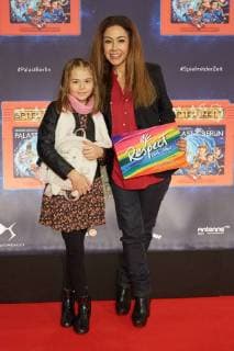 Anastasia Zampounidis mit Nichte Tessa - Weltpremiere Deutschlands groesster Kindershow Spiel mit der Zeit im Friedrichstadt-Palast Berlin am 19.11.2017. Weltpremiere Spiel mit der Zeit