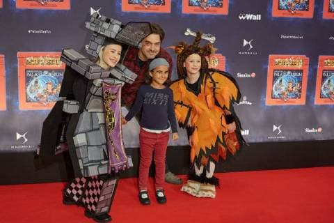 Raphael Vogt mit Patenkind - Weltpremiere Deutschlands groesster Kindershow Spiel mit der Zeit im Friedrichstadt-Palast Berlin am 19.11.2017. Weltpremiere Spiel mit der Zeit