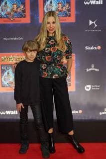 Xenia Seeberg und Sohn Philipp-Elias - Weltpremiere Deutschlands groesster Kindershow Spiel mit der Zeit im Friedrichstadt-Palast Berlin am 19.11.2017. Weltpremiere Spiel mit der Zeit