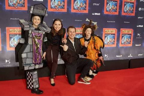 Malte Akora mit Frau Anna Maria - Weltpremiere Deutschlands groesster Kindershow Spiel mit der Zeit im Friedrichstadt-Palast Berlin am 19.11.2017. Weltpremiere Spiel mit der Zeit