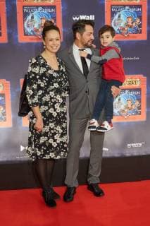 Buelent Sharif mit Frau Emy (schwanger) und Sohn Timucin Khan - Weltpremiere Deutschlands groesster Kindershow Spiel mit der Zeit im Friedrichstadt-Palast Berlin am 19.11.2017. Weltpremiere Spiel mit der Zeit