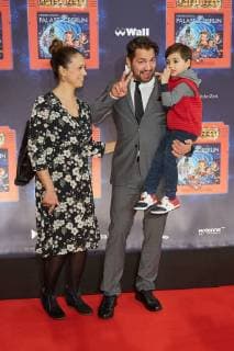 Buelent Sharif mit Frau Emy (schwanger) und Sohn Timucin Khan - Weltpremiere Deutschlands groesster Kindershow Spiel mit der Zeit im Friedrichstadt-Palast Berlin am 19.11.2017. Weltpremiere Spiel mit der Zeit