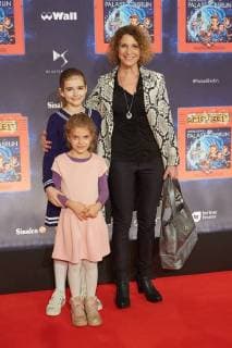 Heike Kloss mit Toechtern Oliva und Marla - Weltpremiere Deutschlands groesster Kindershow Spiel mit der Zeit im Friedrichstadt-Palast Berlin am 19.11.2017. Weltpremiere Spiel mit der Zeit