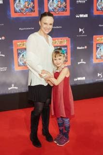 Tami Stronach (US-Schauspielerin Die unendliche Geschichte ) mit Tochter Maja - Weltpremiere Deutschlands groesster Kindershow Spiel mit der Zeit im Friedrichstadt-Palast Berlin am 19.11.2017. Weltpremiere Spiel mit der Zeit