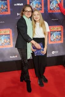 Britta Elm mit Tochter Magdalena - Weltpremiere Deutschlands groesster Kindershow Spiel mit der Zeit im Friedrichstadt-Palast Berlin am 19.11.2017. Weltpremiere Spiel mit der Zeit