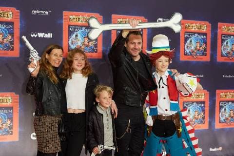 Sascha Vollmer mit Freundin Jenny und Kindern John und Manisha - Weltpremiere Deutschlands groesster Kindershow Spiel mit der Zeit im Friedrichstadt-Palast Berlin am 19.11.2017. Weltpremiere Spiel mit der Zeit