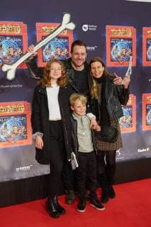 Sascha Vollmer mit Freundin Jenny und Kindern John und Manisha - Weltpremiere Deutschlands groesster Kindershow Spiel mit der Zeit im Friedrichstadt-Palast Berlin am 19.11.2017. Weltpremiere Spiel mit der Zeit