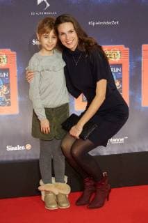 Katrin Wrobel mit Tochter Louisa - Weltpremiere Deutschlands groesster Kindershow Spiel mit der Zeit im Friedrichstadt-Palast Berlin am 19.11.2017. Weltpremiere Spiel mit der Zeit
