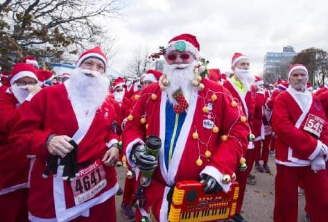 (171119) -- HAMILTON (CANADA), Nov. 19, 2017 -- People dressed in Santa suits participate in the 2017 Santa 5K Run in Hamilton, Ontario, Canada, on Nov. 19, 2017. More than 500 participants dressed up as Santa Claus took part in this annual event on Sunday. ) CANADA-HAMILTON-SANTA 5K RUN ZouxZheng 