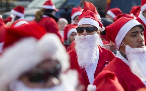 (171119) -- HAMILTON (CANADA), Nov. 19, 2017 -- People dressed in Santa suits participate in the 2017 Santa 5K Run in Hamilton, Ontario, Canada, on Nov. 19, 2017. More than 500 participants dressed up as Santa Claus took part in this annual event on Sunday. ) CANADA-HAMILTON-SANTA 5K RUN ZouxZheng 
