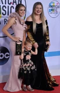 Singer Kelly Clarkson arrives for the annual American Music Awards held at Microsoft Theater in Los Angeles, on November 19, 2017.  LAP2017111946 JIMxRUYMEN