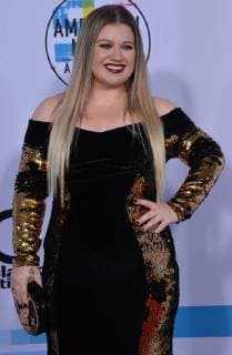 Singer Kelly Clarkson arrives for the annual American Music Awards held at Microsoft Theater in Los Angeles, on November 19, 2017.  LAP2017111947 JIMxRUYMEN